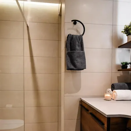 Naomi's - Designer Furnished In The Heart Of