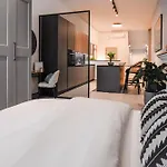 Naomi's - Designer Furnished In The Heart Of Appartamento