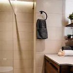 Naomi's - Designer Furnished In The Heart Of