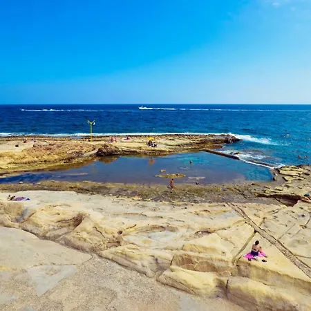 Naomi's - Designer Furnished In The Heart Of 斯利马