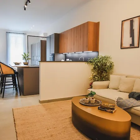 Naomi's - Designer Furnished In The Heart Of *