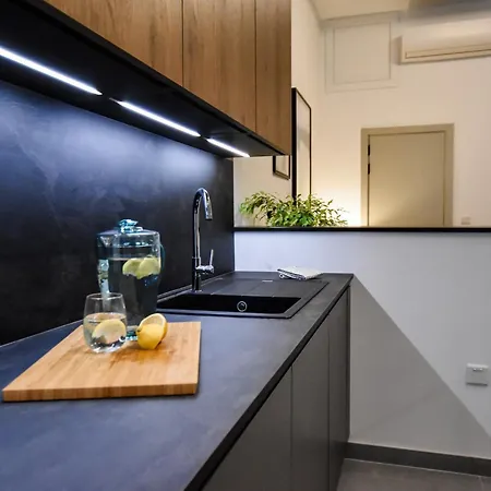 公寓 Naomi's - Designer Furnished In The Heart Of *