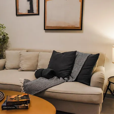 Naomi's - Designer Furnished In The Heart Of Appartamento