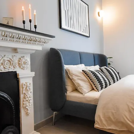 Naomi's - Designer Furnished In The Heart Of