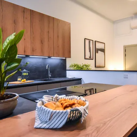 Naomi's - Designer Furnished In The Heart Of *