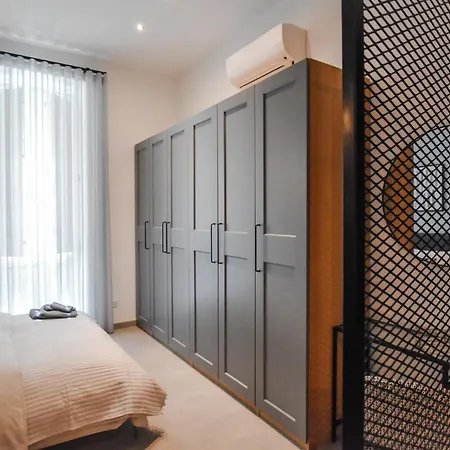 Naomi's - Designer Furnished In The Heart Of Σλιέμα