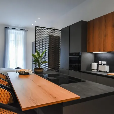 公寓 Naomi's - Designer Furnished In The Heart Of *