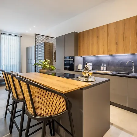 Naomi's - Designer Furnished In The Heart Of