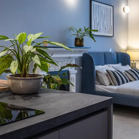 Apartment Naomi's - Designer Furnished In The Heart Of