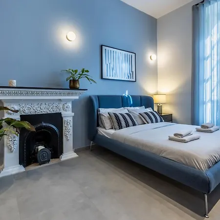 Naomi's - Designer Furnished In The Heart Of Apartment *