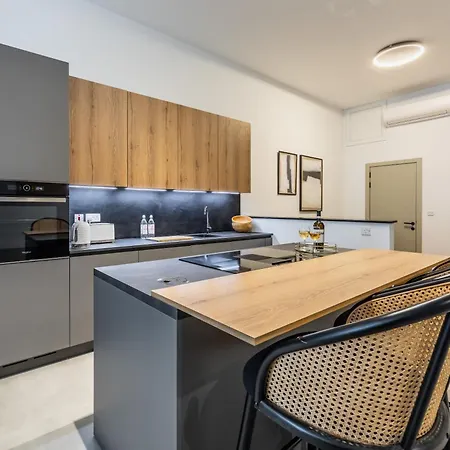 Naomi's - Designer Furnished In The Heart Of *