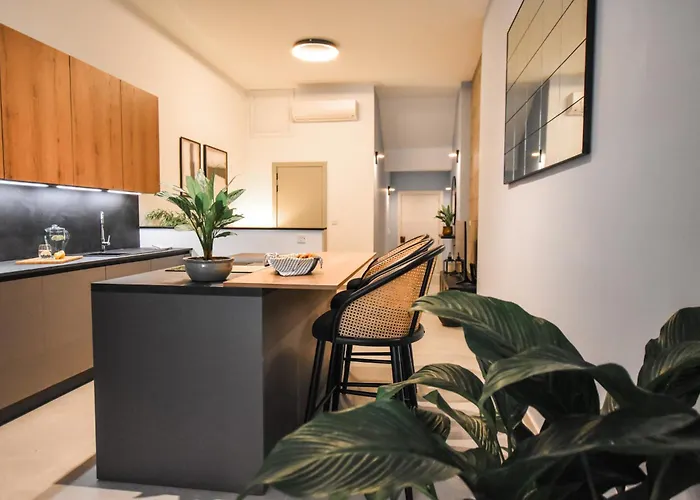 Naomi's - Designer Furnished In The Heart Of * Sliema