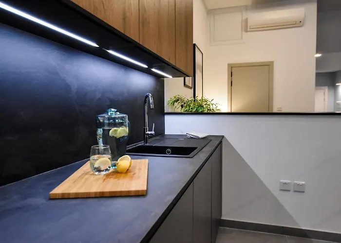 아파트 Naomi's - Designer Furnished In The Heart Of *