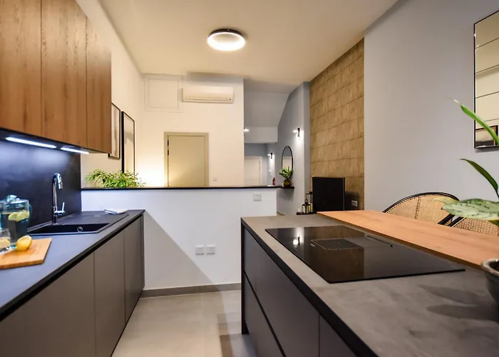 아파트 Naomi's - Designer Furnished In The Heart Of *