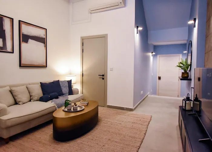 Naomi's - Designer Furnished In The Heart Of *