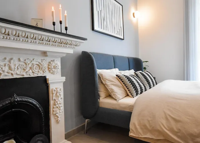 Naomi's - Designer Furnished In The Heart Of