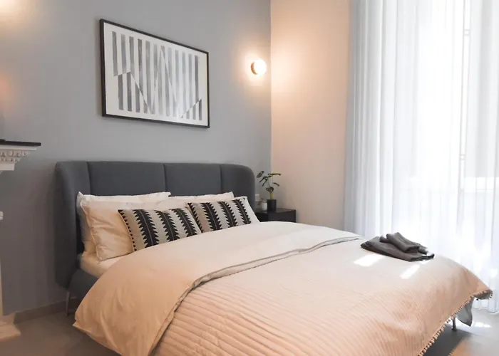 Naomi's - Designer Furnished In The Heart Of 아파트 *