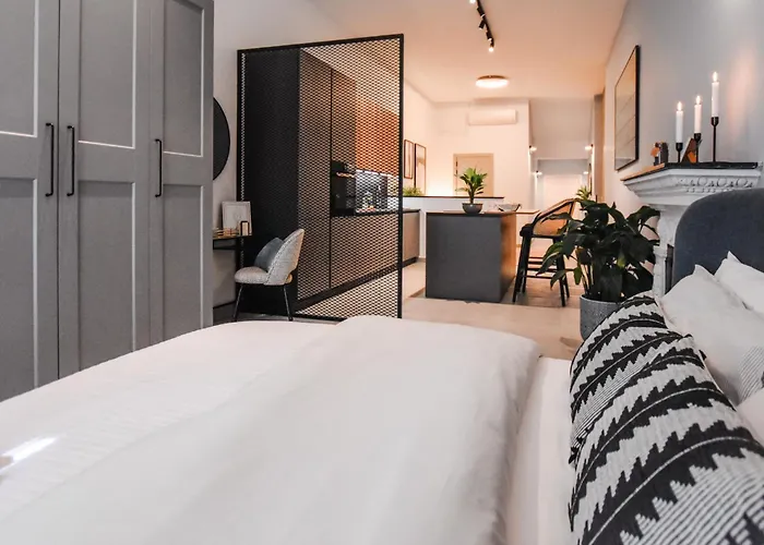 Naomi's - Designer Furnished In The Heart Of 아파트