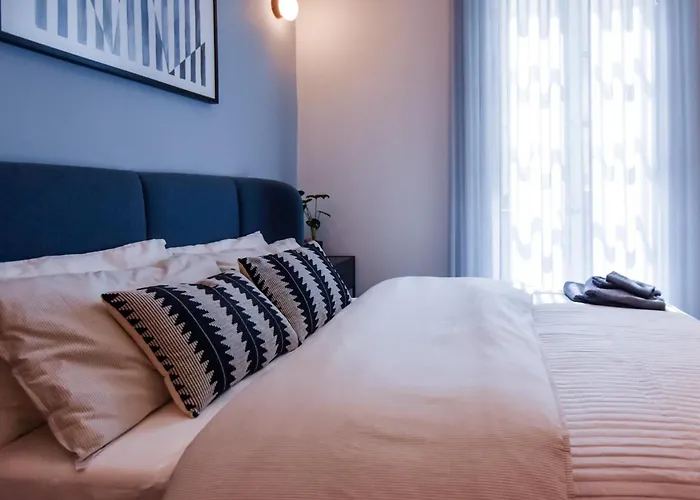 Lägenhet Naomi's - Designer Furnished In The Heart Of *