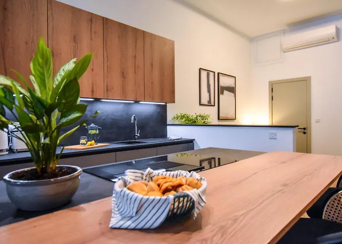 Naomi's - Designer Furnished In The Heart Of *