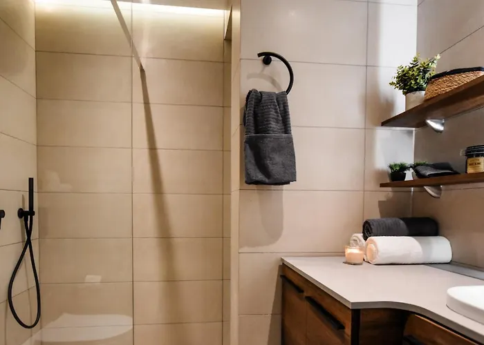 Naomi's - Designer Furnished In The Heart Of