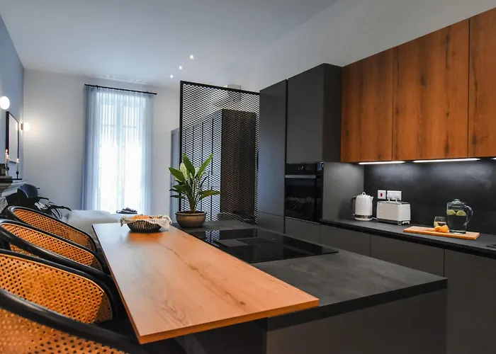 아파트 Naomi's - Designer Furnished In The Heart Of *