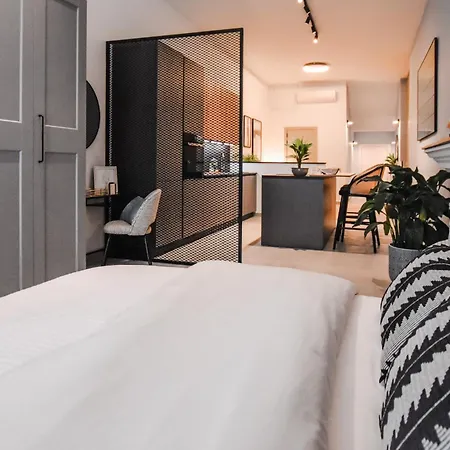 Naomi's - Designer Furnished In The Heart Of Appartement
